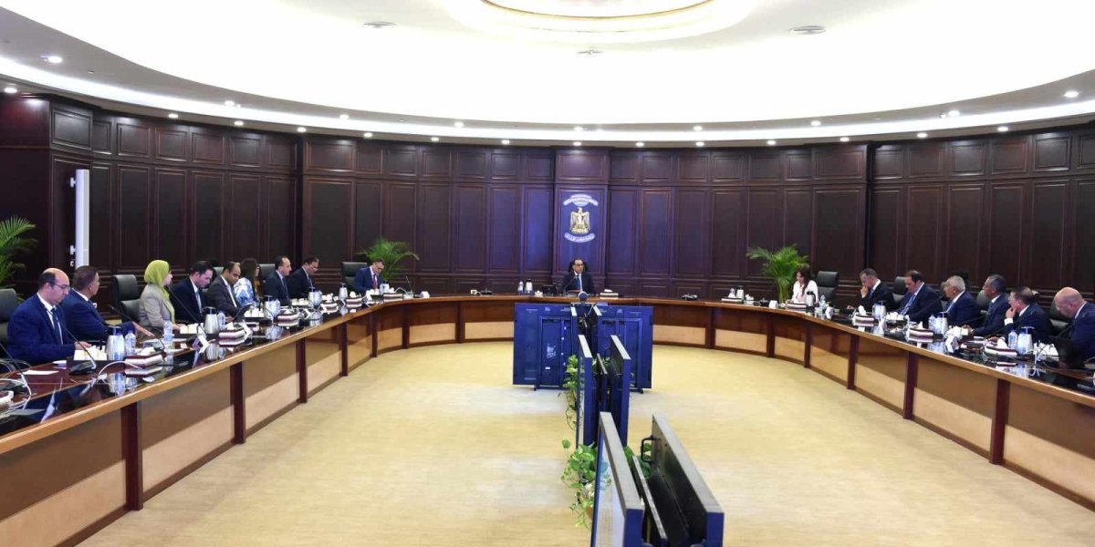 رئيس الوزراء يستعرض مع المستثمرين السياحيين تصورات زيادة الغرف الفندقية