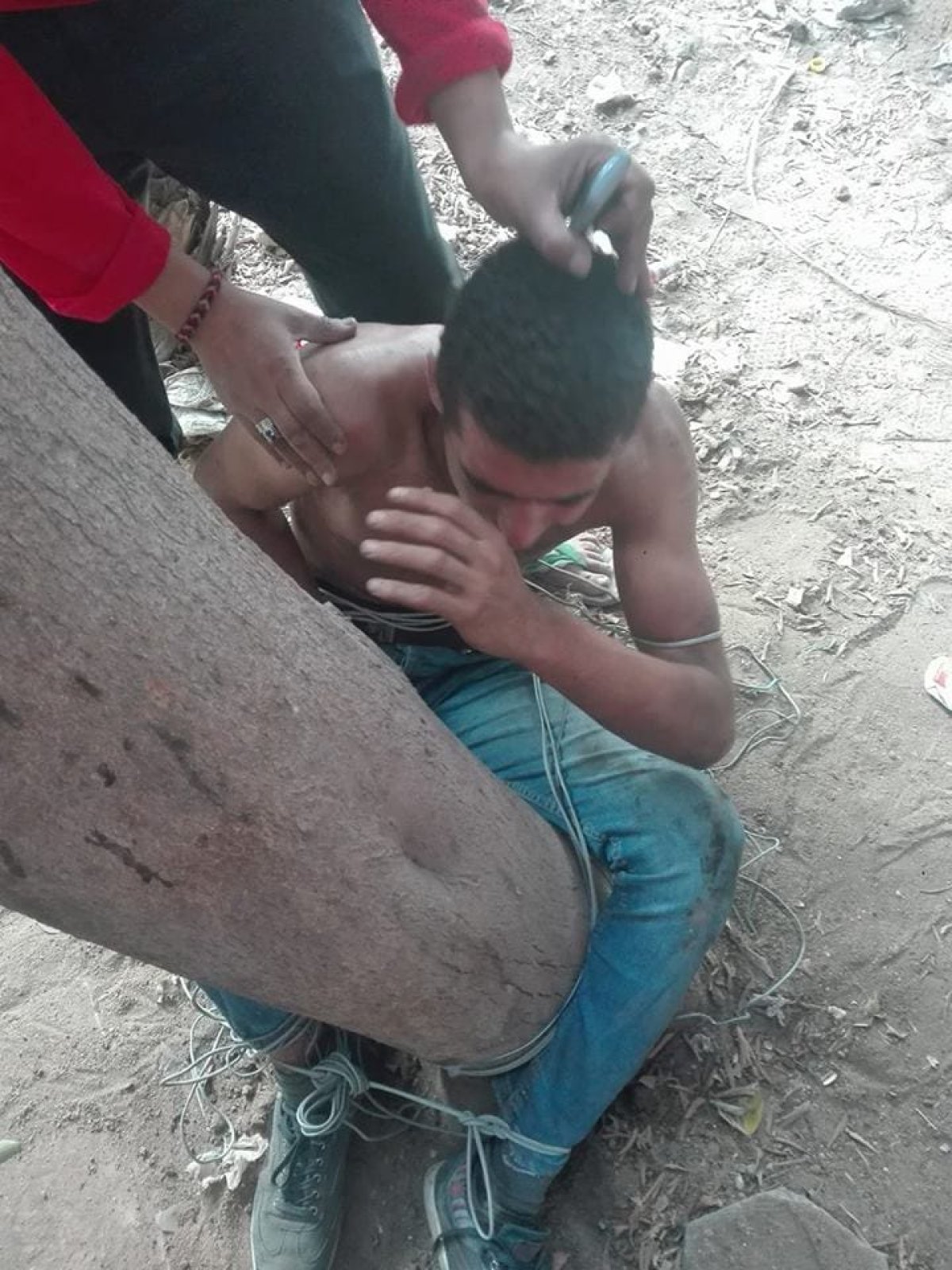 ربطوه في عمود النور.. تفاصيل ضبط لص دراجات نارية بالشرقية 