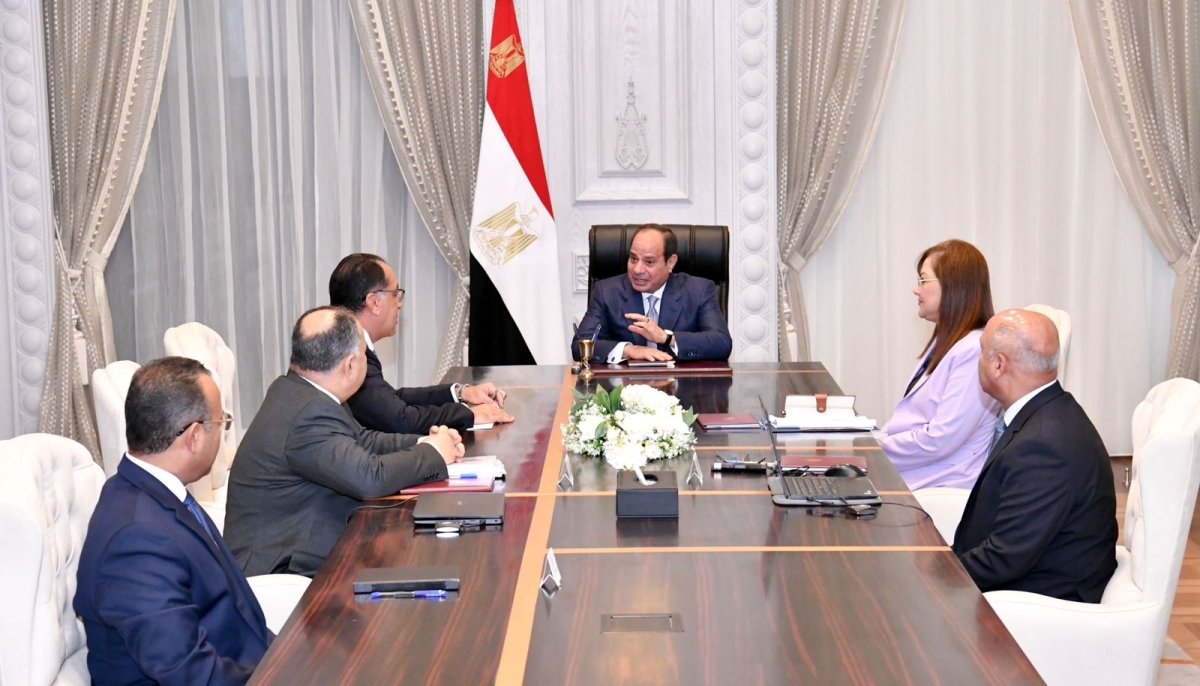 «السيسي» يتابع الخطة الاستثمارية.. ويوجه بتوطين الصناعة وتعميق التصنيع المحلي في مجالات النقل 