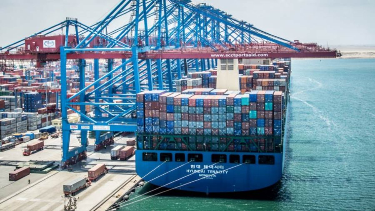 تداول 7 آلاف طن بضائع عامة ومتنوعة و350 شاحنة و565 سيارة بموانئ البحر الأحمر  