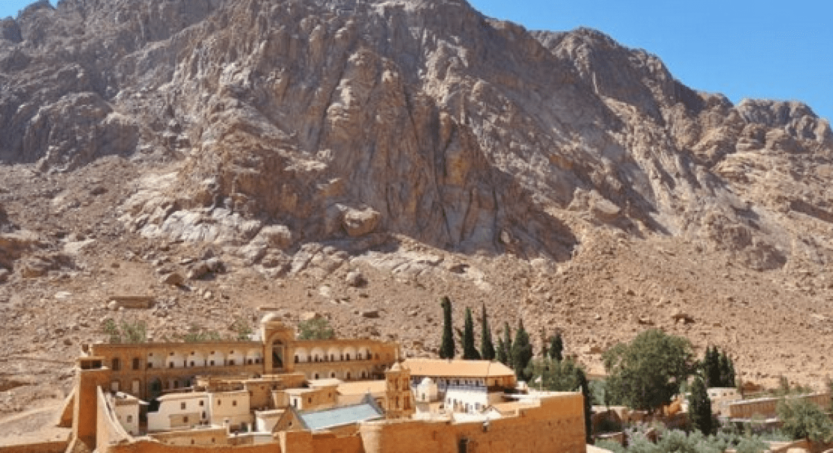 «عيسى» يبحث مستجدات مشروع تطوير موقع التجلي الأعظم بسانت كاترين 