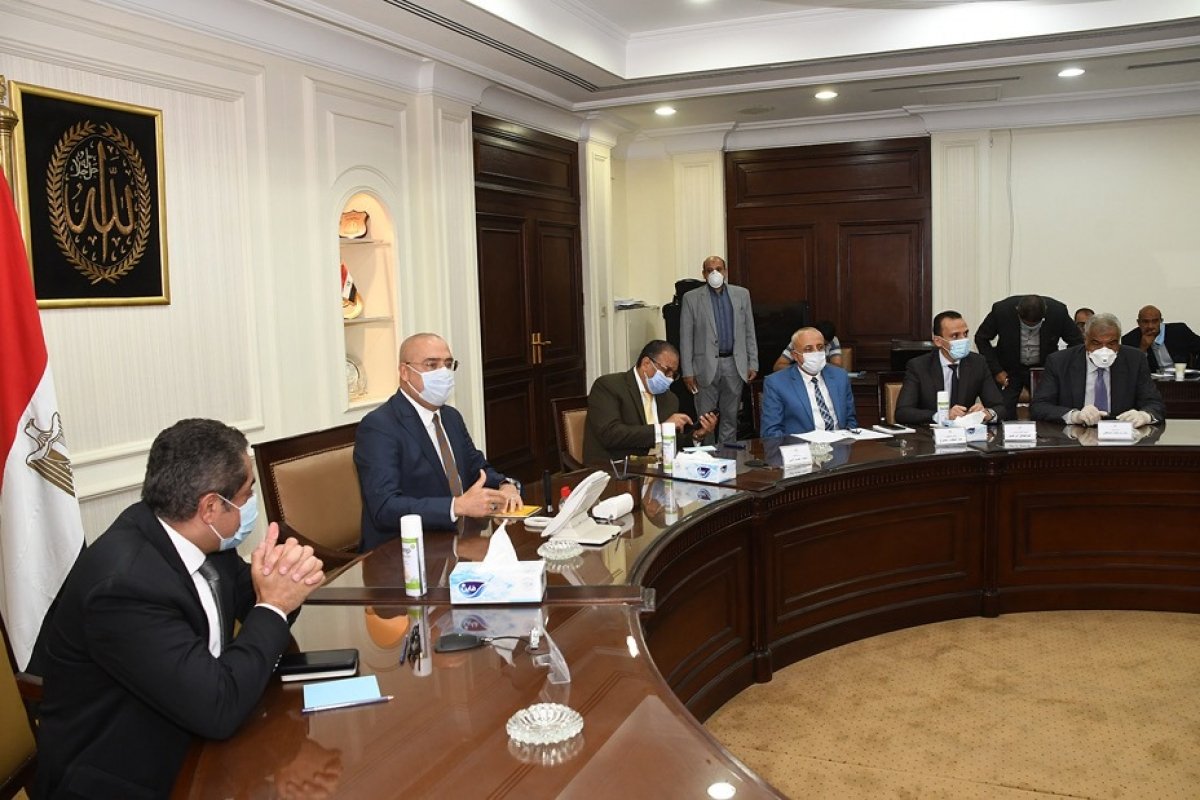 وزير الإسكان يلتقى مسئولى شركات المقاولات المُنفذة لمشروع  "كابيتال بارك" لمتابعة معدلات التنفيذ