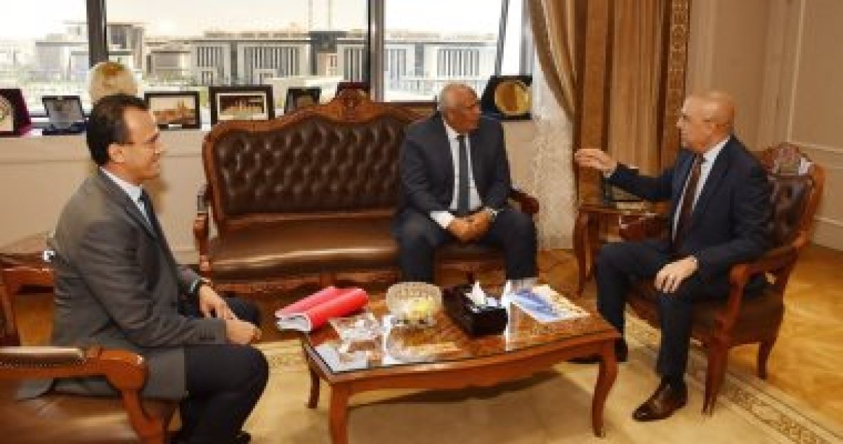 وزير الإسكان ومحافظ الوادي الجديد يتابعان موقف مشروعات الجاري تنفيذها بالمحافظة