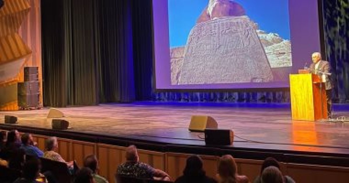 زاهي حواس يوضح  تفاصيل أحدث الاكتشافات الأثرية خلال محاضرة  بولاية كنتاكي الأمريكية