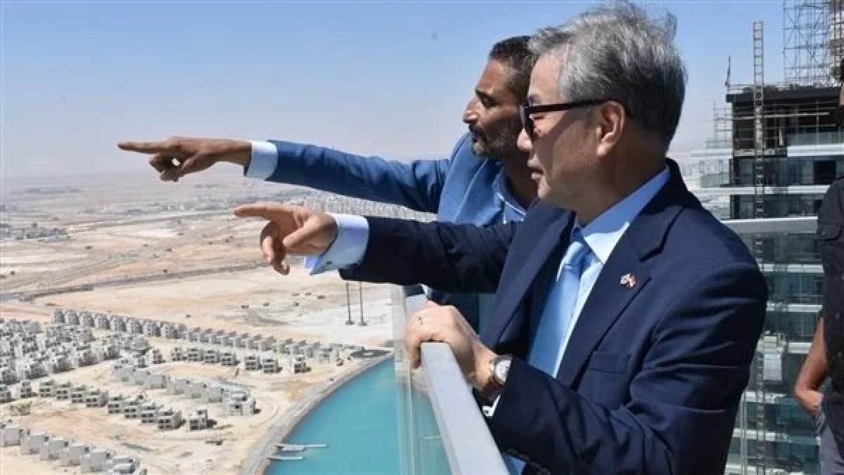 مشيدا بالإنجازات.. سفير كوريا الجنوبية يتفقد الأبراج الشاطئية والمدينة التراثية بمدينة العلمين الجديدة