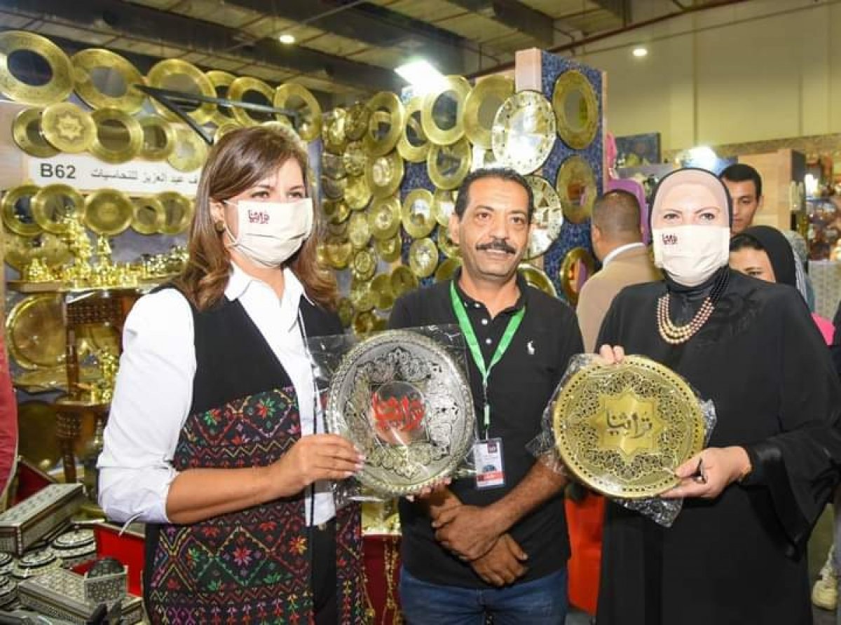 وزيرا الهجرة والتجارة تتفقدان معرض "تراثنا" للحرف والمنتجات اليدوية