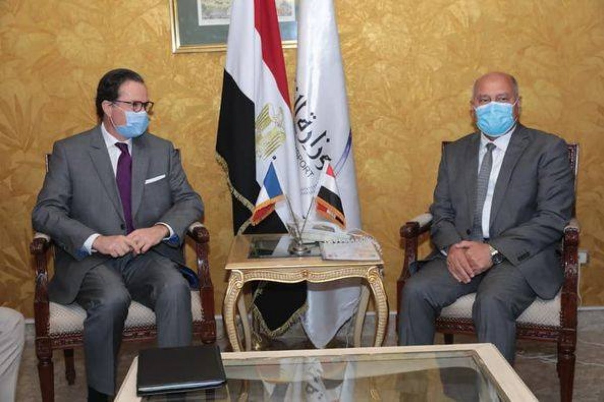 وزير النقل يبحث مع السفير الفرنسي بالقاهرة تدعيم التعاون المشترك  في مجالات النقل المختلقة