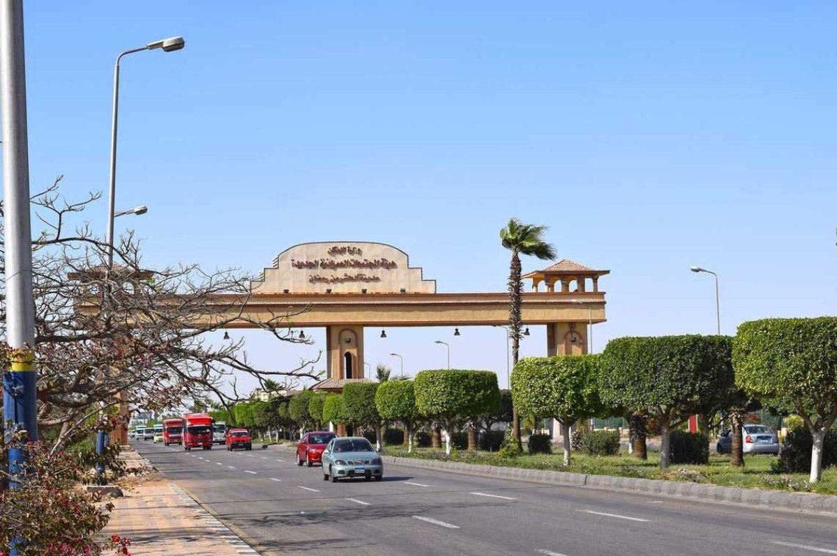 الإسكان: بحث إعادة تخطيط محاور الخدمات ومستويات الإسكان بالعاشر من رمضان