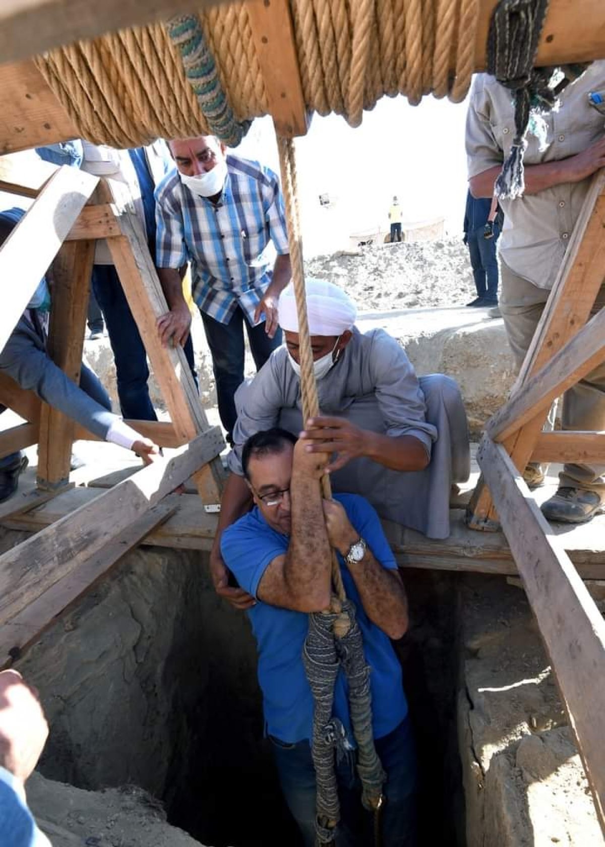 رئيس الوزراء داخل بئر أثري بسقارة لتفقد كشف أثري كبير تعلن تفاصيله قريباً