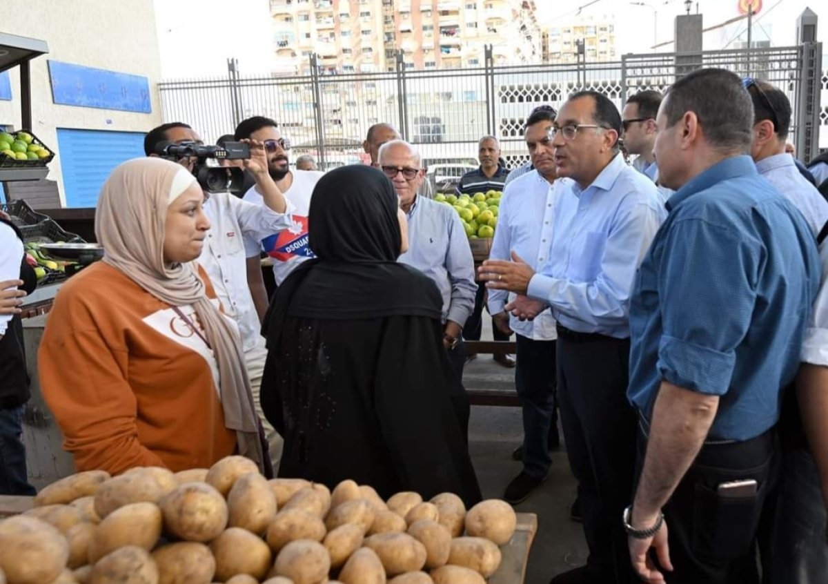 رئيس الوزراء يتفقد مجمع الأسواق ويفتتح مهرجان تخفيض الأسعار ببورسعيد 