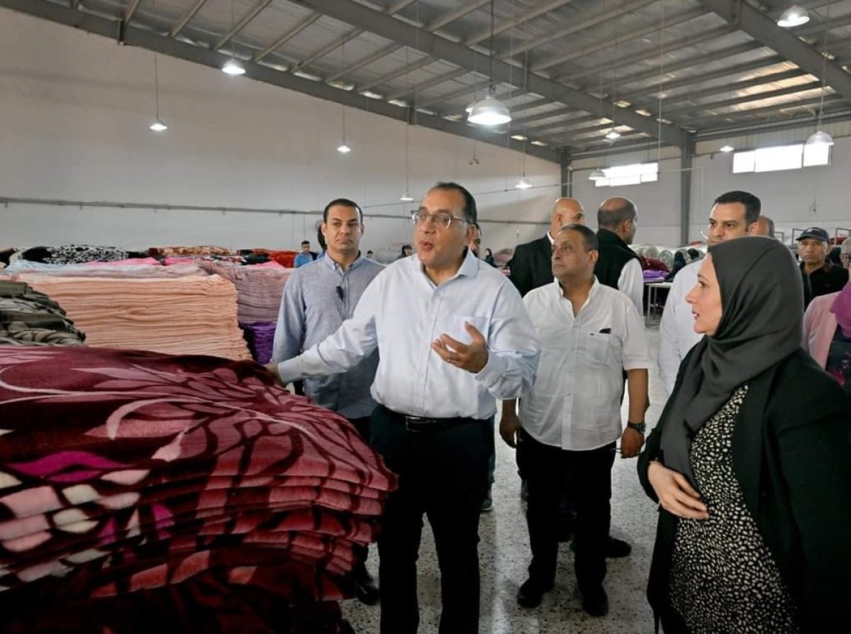 《مدبولي》 يتفقد مصنع 《ستايلر》 لصناعة البطاطين والسجاد والملابس ببورسعيد