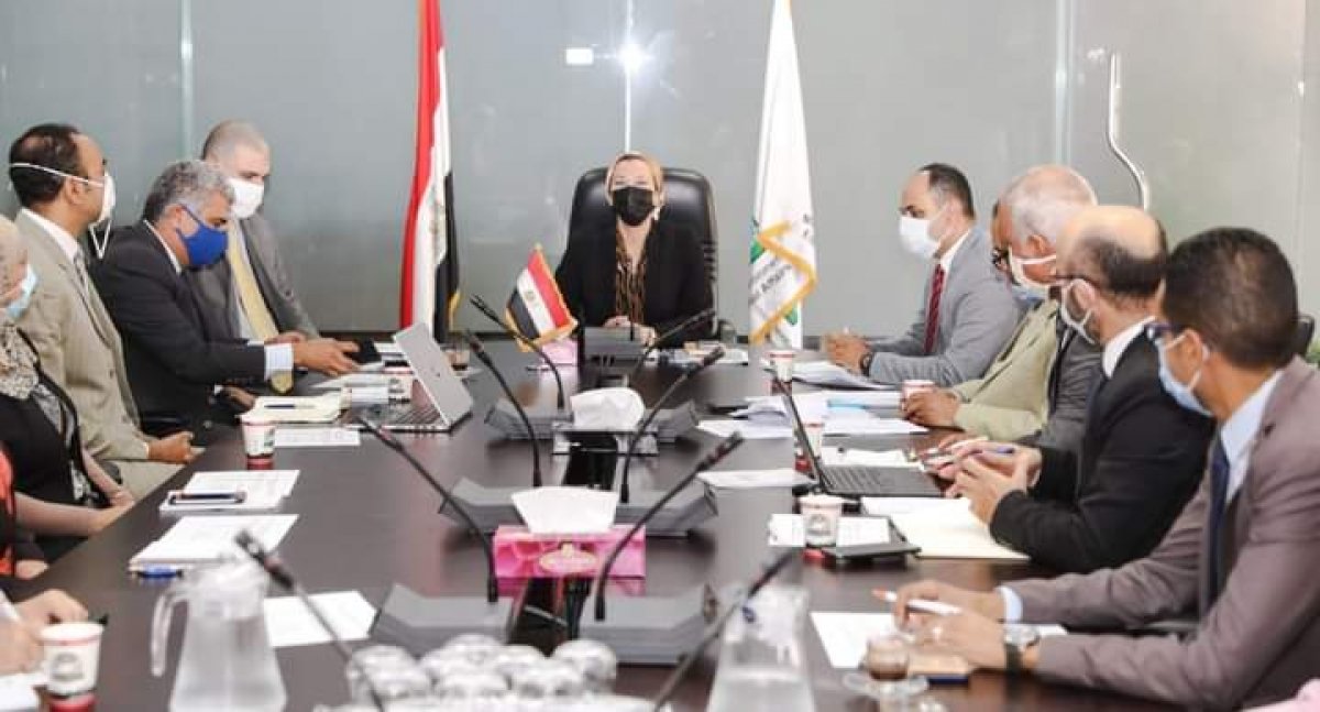 وزيرة البيئة: بدأنا فى وضع خارطة الطريق للحد من استهلاك أكياس البلاستيك 