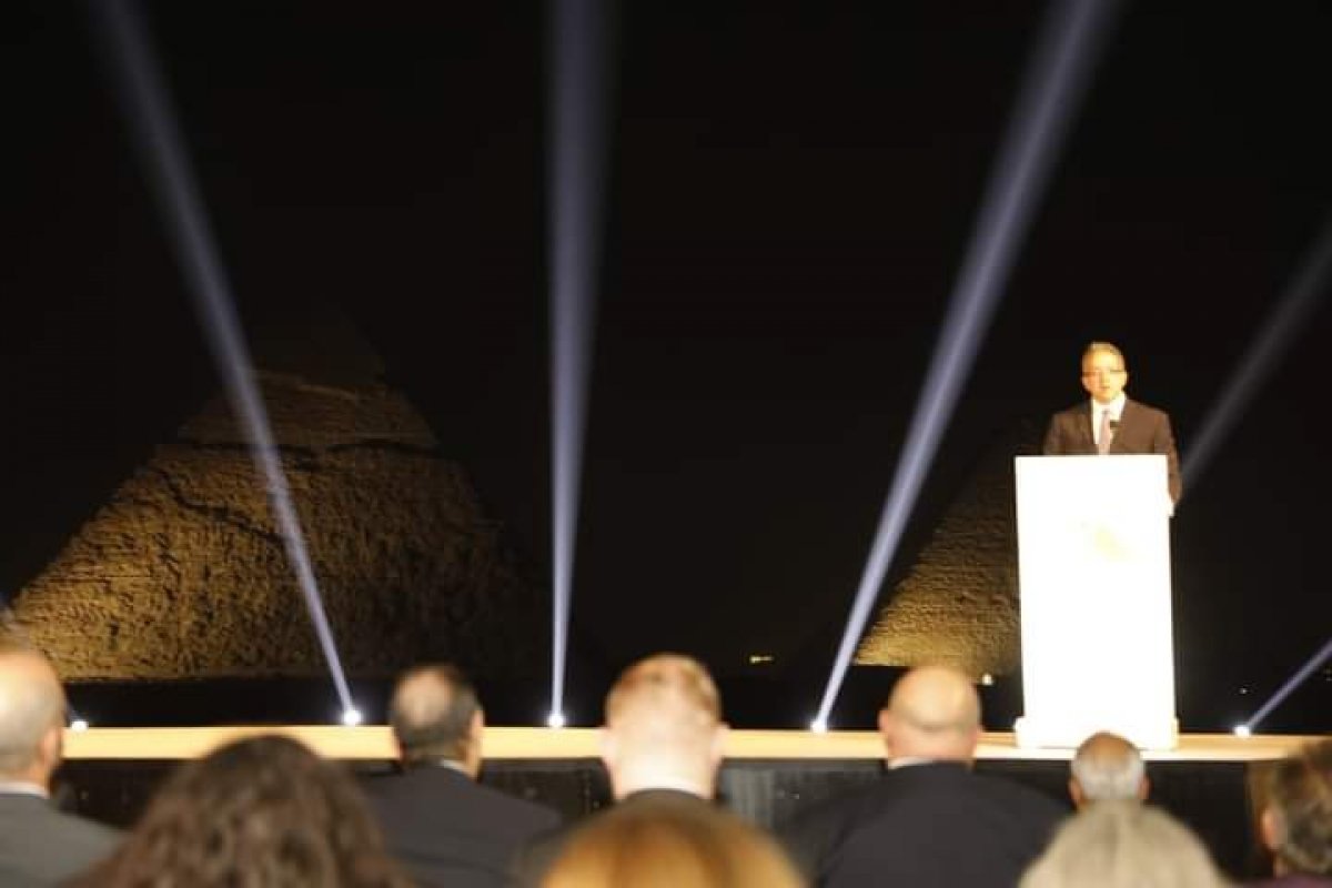 وزير السياحة والآثار يفتتح مطعم "ناين بيراميدز لاونج" ويشهد تشغيل أول حافلة كهربائية بهضبة الأهرامات