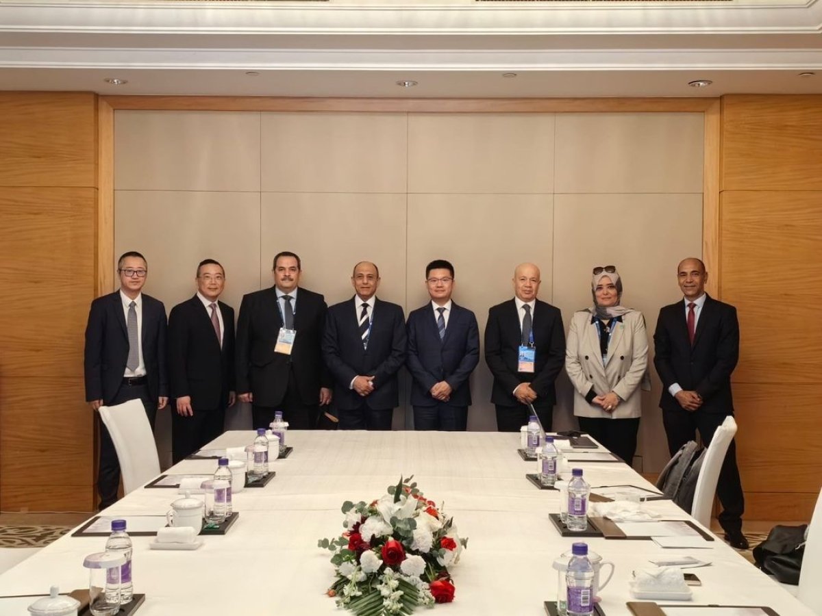 وزير الطيران المدني يلتقي مع الرئيس التنفيذى  لشركة هواوي العالمية 