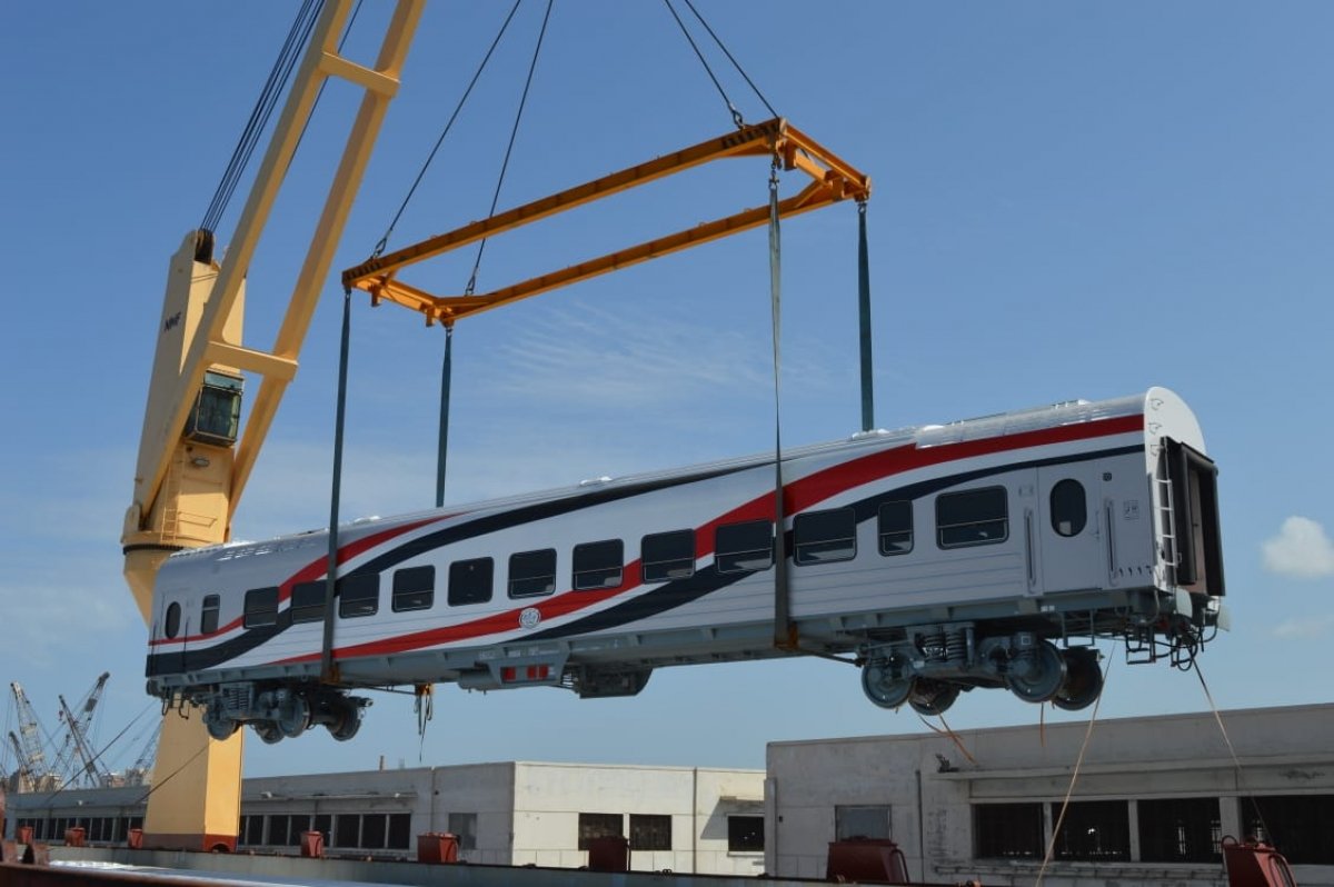 وصول دفعة جديدة من عربات ركاب السكك الحديدية الجديدة بإجمالي 18عربة 