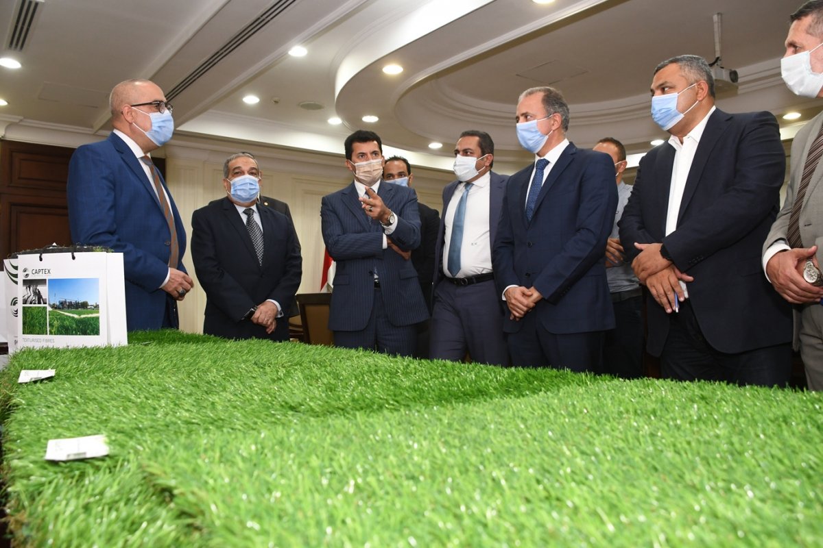 استعراض إمكانية استخدام النجيل الصناعى فى أعمال "اللاند سكيب" بالمدن الجديدة