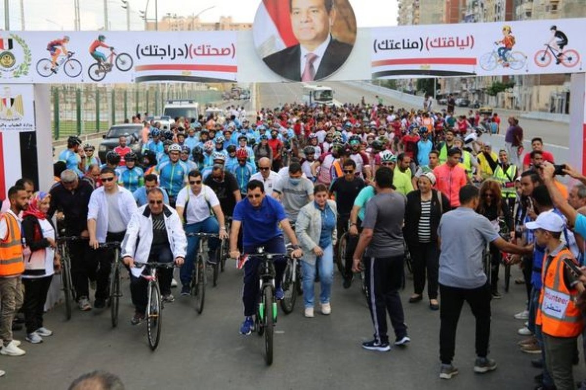 "من محور المحمودية للبشاير".. وزير الرياضة يقود ماراثون للدراجات الهوائية بالإسكندرية