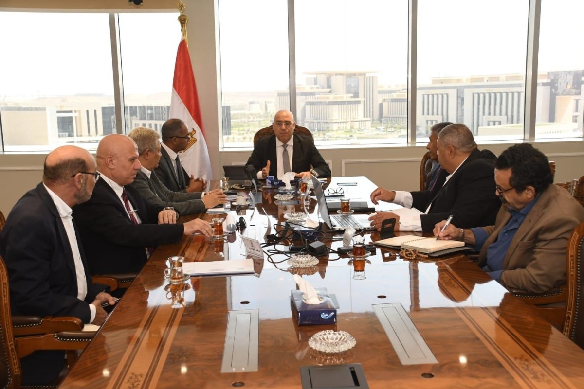 وزير الإسكان يتابع موقف تكثيف العمالة والمعدات.. والبرنامج الزمني المضغوط للانتهاء من تنفيذ مشروع تطوير الصرف الصحى بمنطقة المقطم