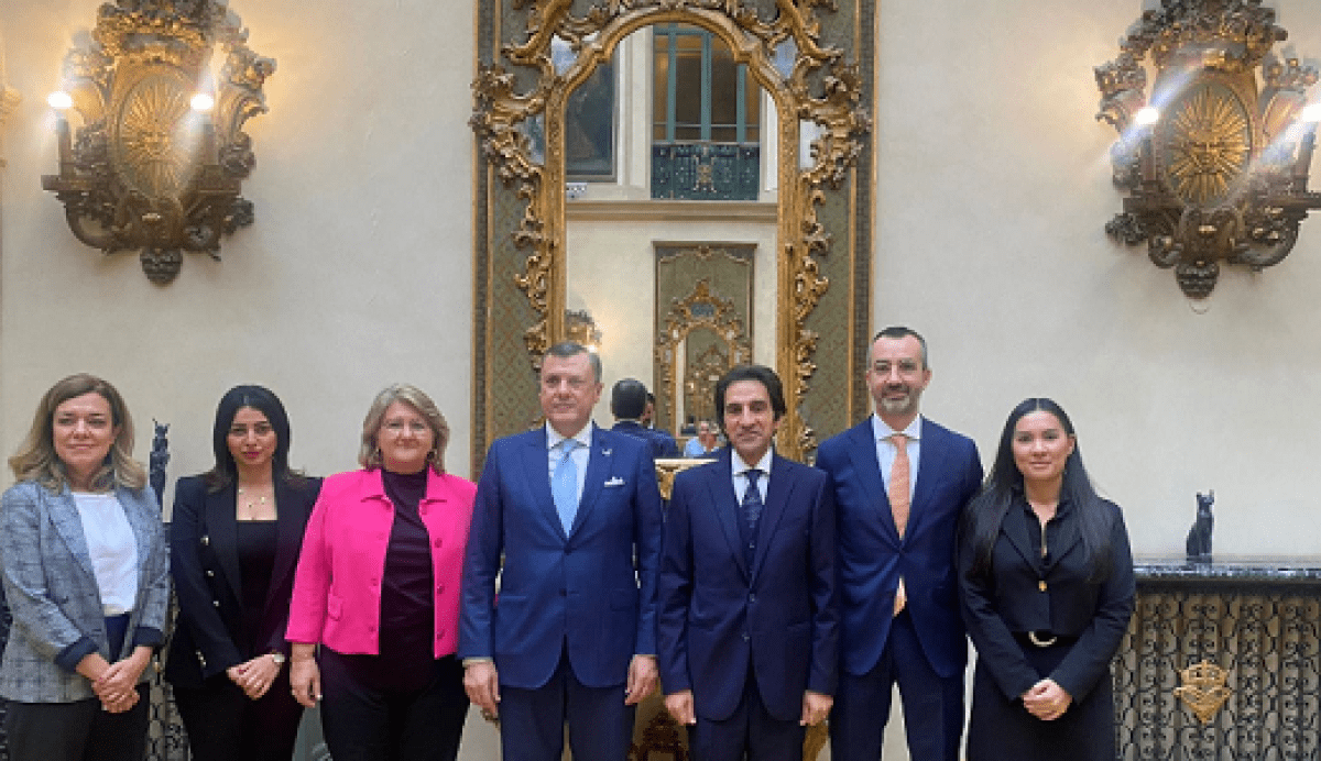 وزير السياحة والآثار يستهل زيارته للعاصمة الإيطالية روما بعقد مجموعة من اللقاءات المهنية