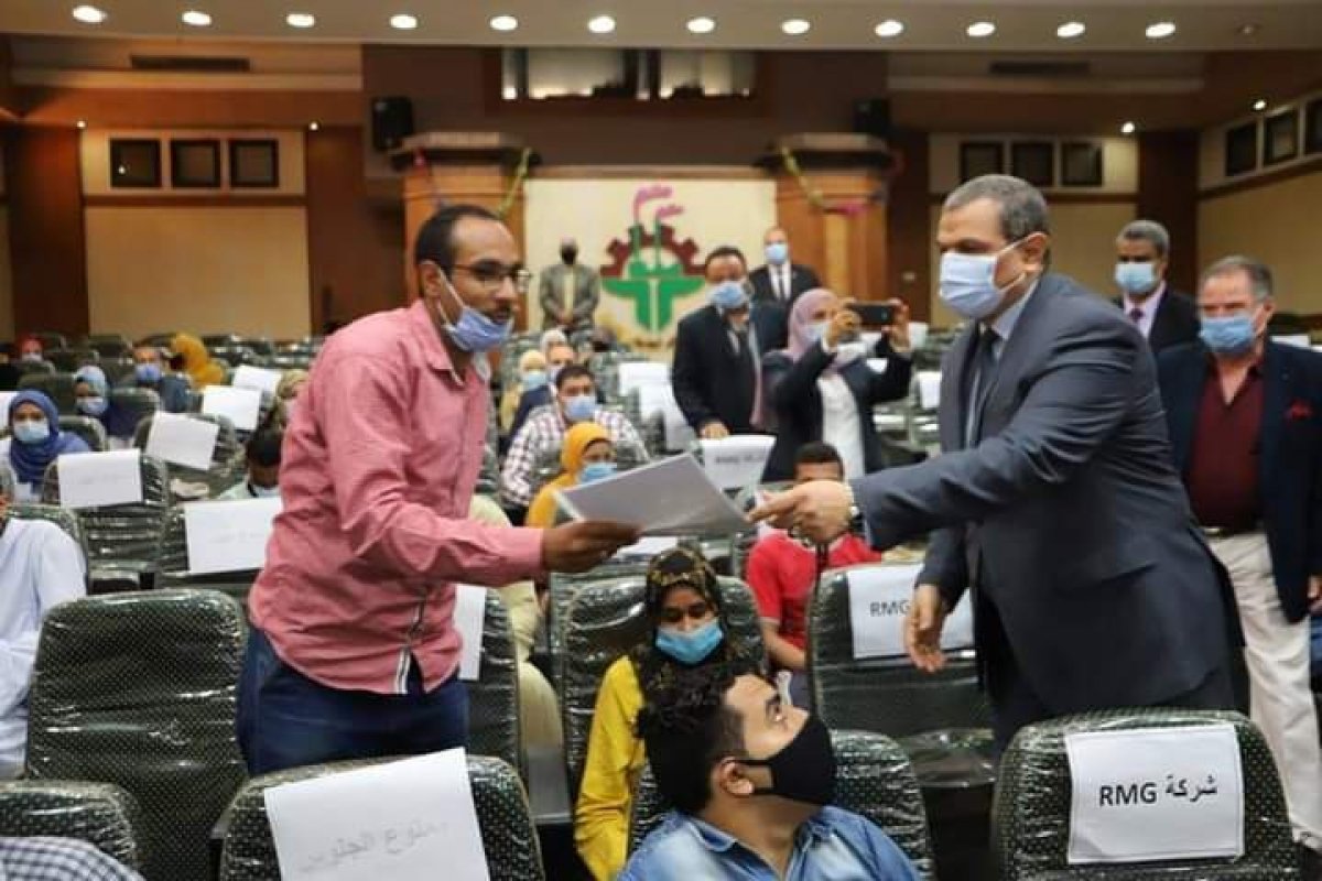 وزير القوى العاملة يسلم 58 عقود عمل لذوي القدرات الخاصة.. ضمن مبادرة حياة كريمة