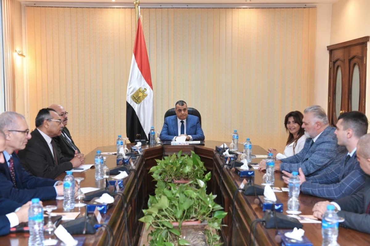 وزير الإنتاج الحربي يبحث التعاون المشترك في مجال الصناعات الدفاعية مع وفد يوناني