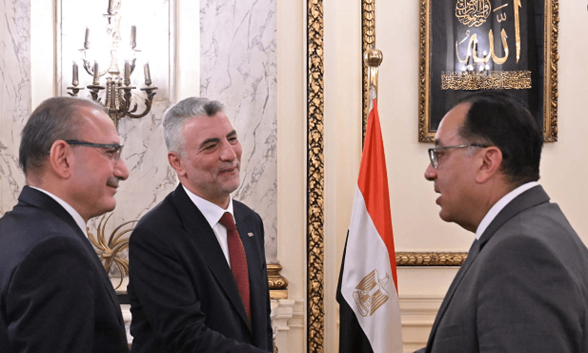 رئيس الوزراء يلتقي وزير التجارة التركي لبحث تعزيز العلاقات التجارية والاستثمارية