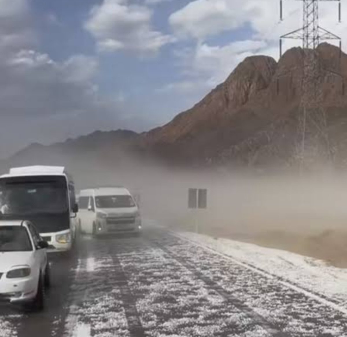 بسبب السيول.. غلق طريق شرم الشيخ/ دهب 