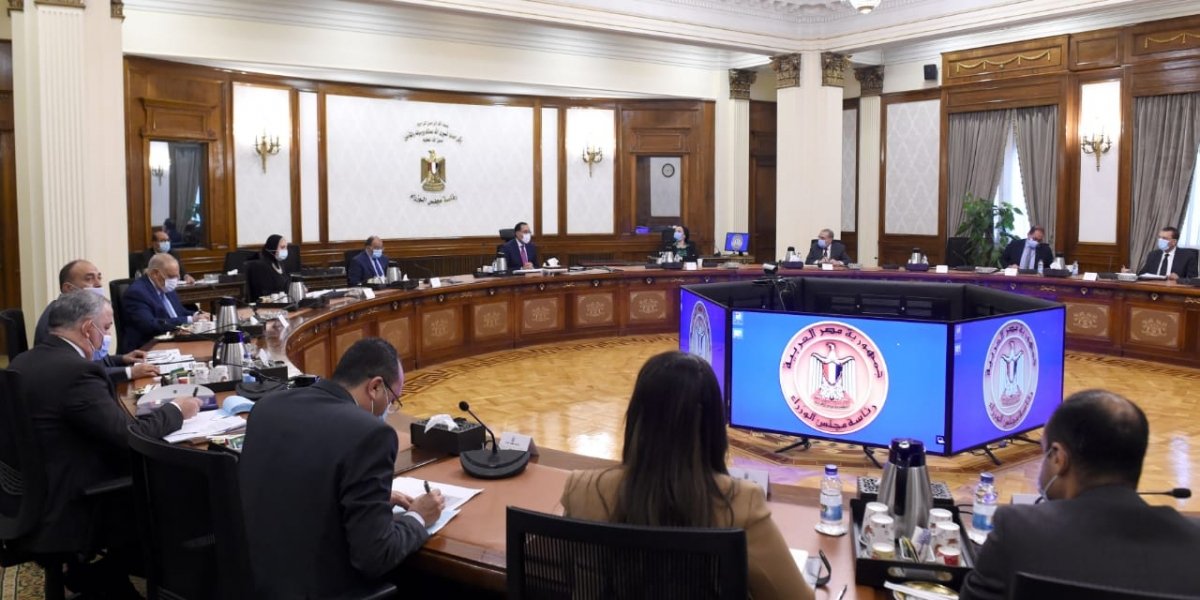 رئيس الوزراء يتابع خطة تصنيع السيارات الكهربائية وإحلال الميكروباص والتاكسي للعمل بالغاز الطبيعي