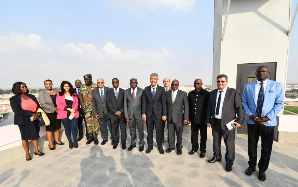 وزير البنية الأساسية بزامبيا ورئيس " الجهاز التنفيذي لمياه الشرب " يتفقدان محطة معالجة الصرف الصحي بالجبل الأصفر