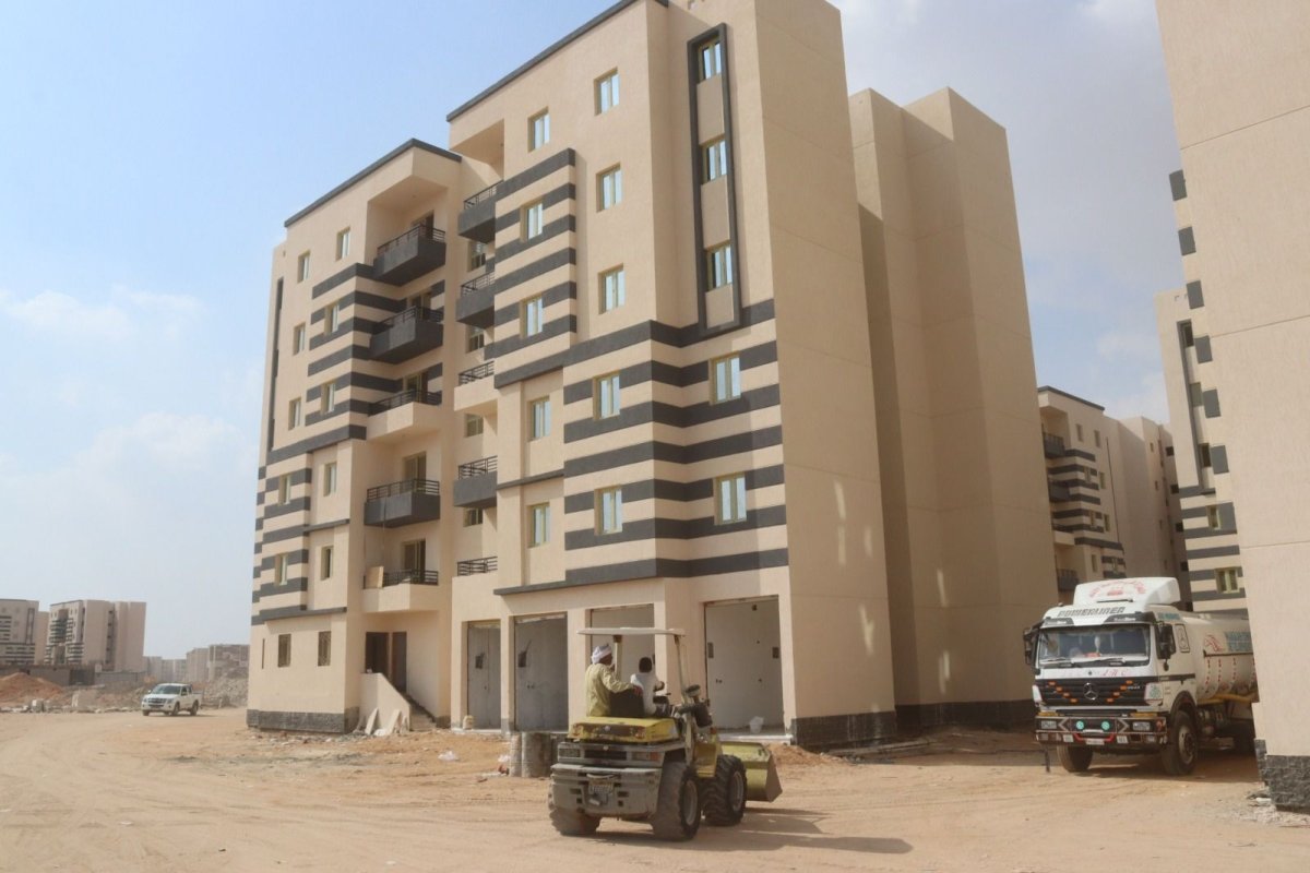 وزير الإسكان يتابع مشروعات سكن لكل المصريين في مدينة العاشر من رمضان 