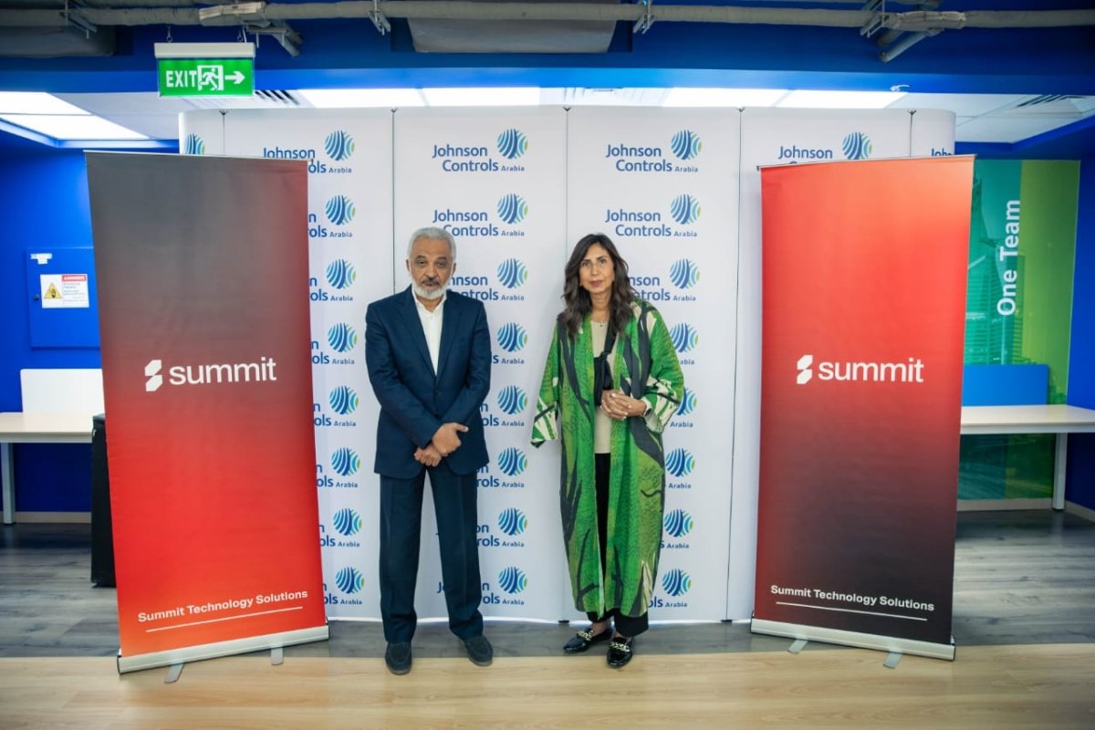 شراكة استراتيجية بين 《جونسون كونترولز》 و 《ساميت للحلول التقنية》 لتعزيز أعمال أنظمة إدارة المنشآت 