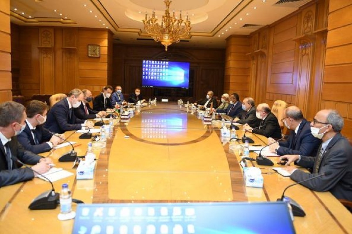 وزير الإنتاج الحربي يبحث تصنيع الجرارات مع شركة منسك البيلاروسية