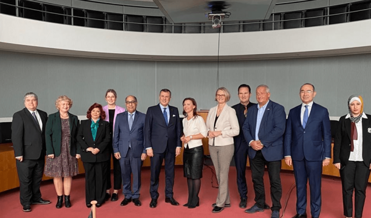 وزير السياحة والآثار يتوجه في زيارة قصيرة للعاصمة الألمانية برلين 