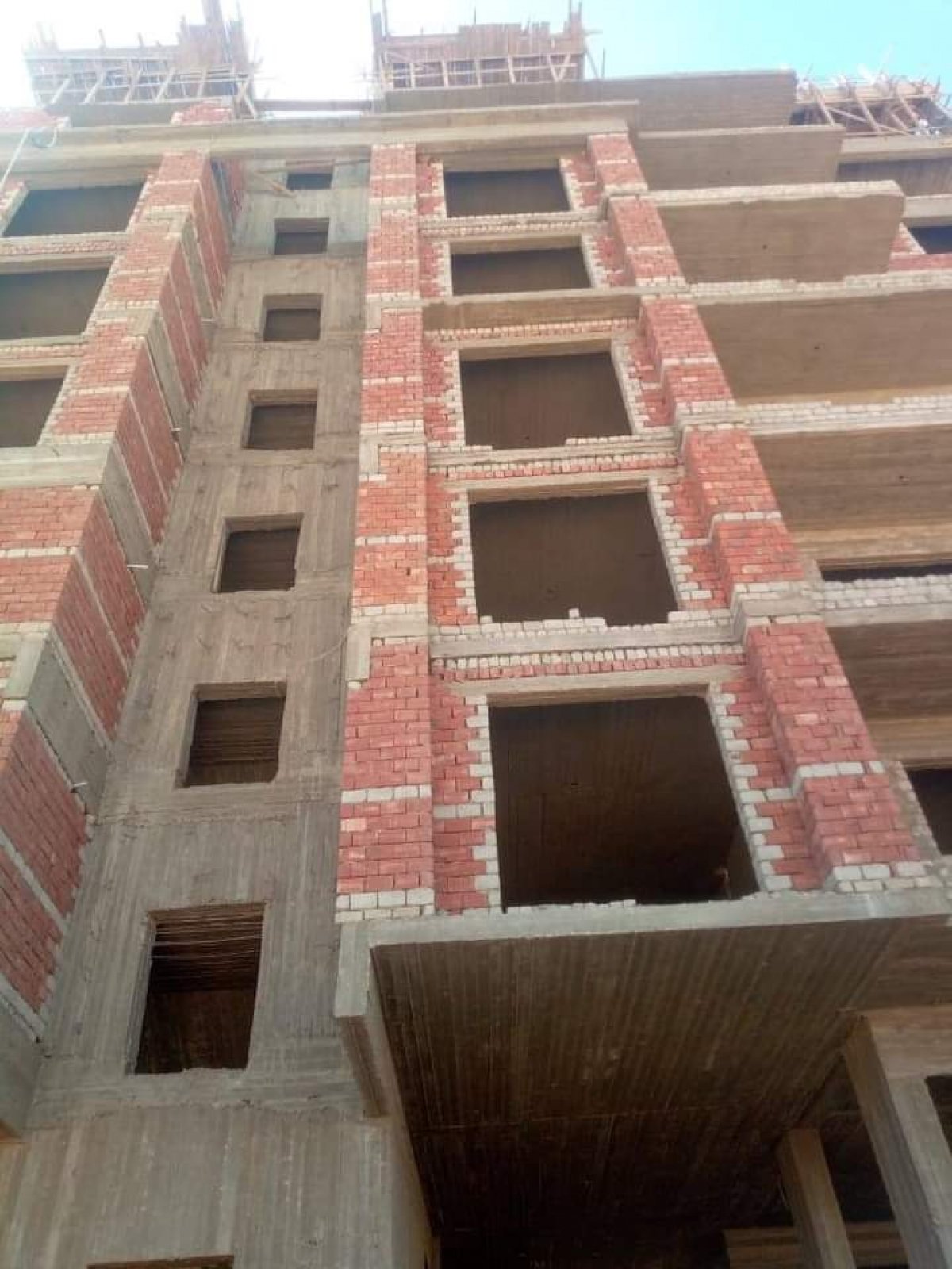  وزير الإسكان: بدء صب أسقف الدور الأخير بعمارات "JANNA"  بمدينة ملوى الجديدة