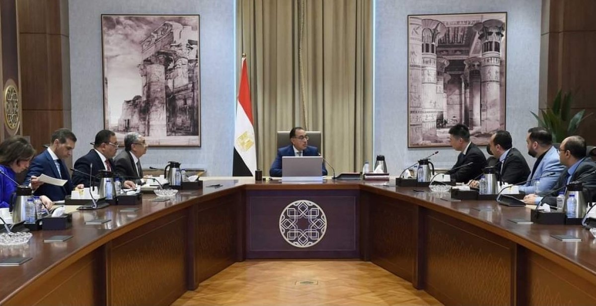 رئيس الوزراء يلتقي رئيس شركة 《لونجي》الصينية الرائدة في تكنولوجيا الطاقة الشمسية 