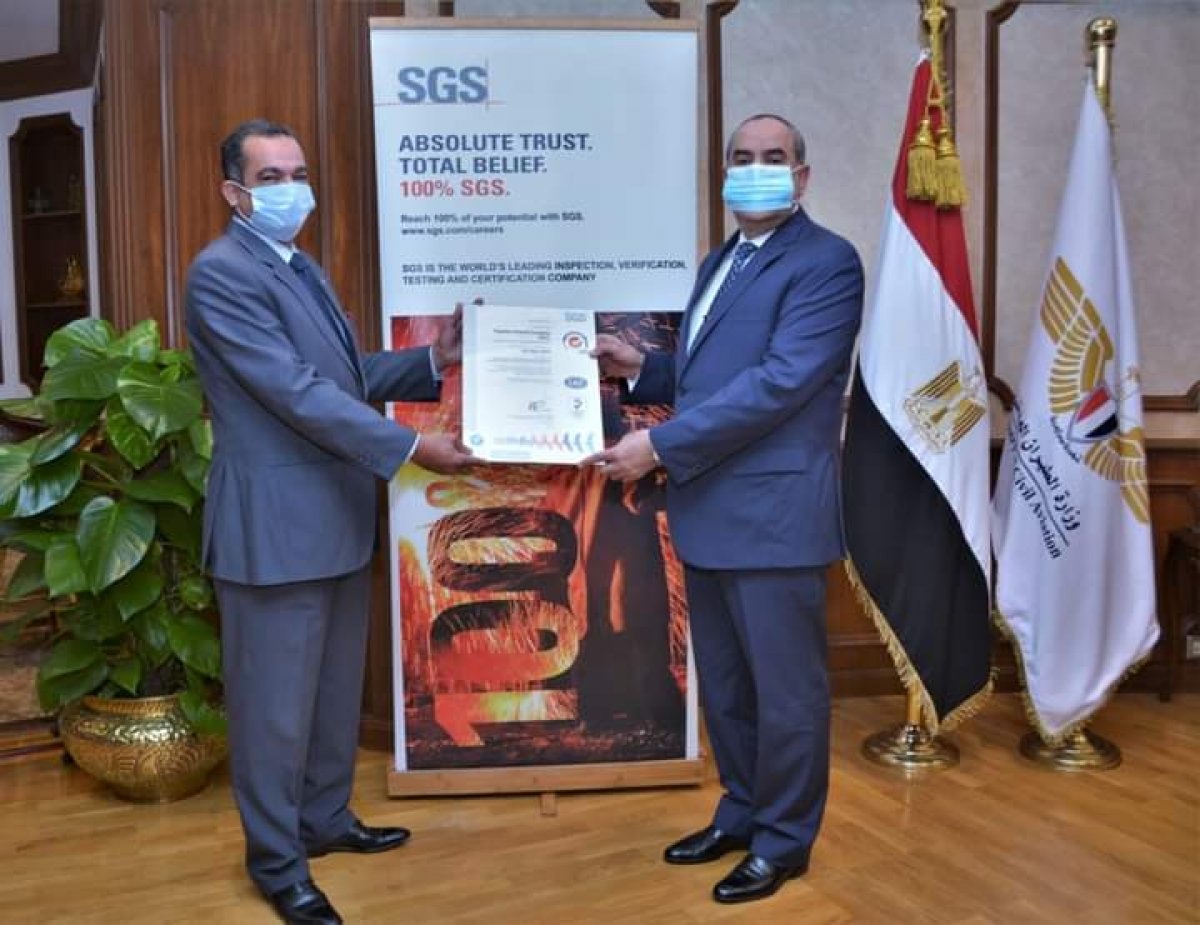   وزير الطيران المدنى يتسلم شهادة تجديد الأيزو ISO ٩٠٠١ /  ٢٠١٥لمطار الغردقة الدولي 