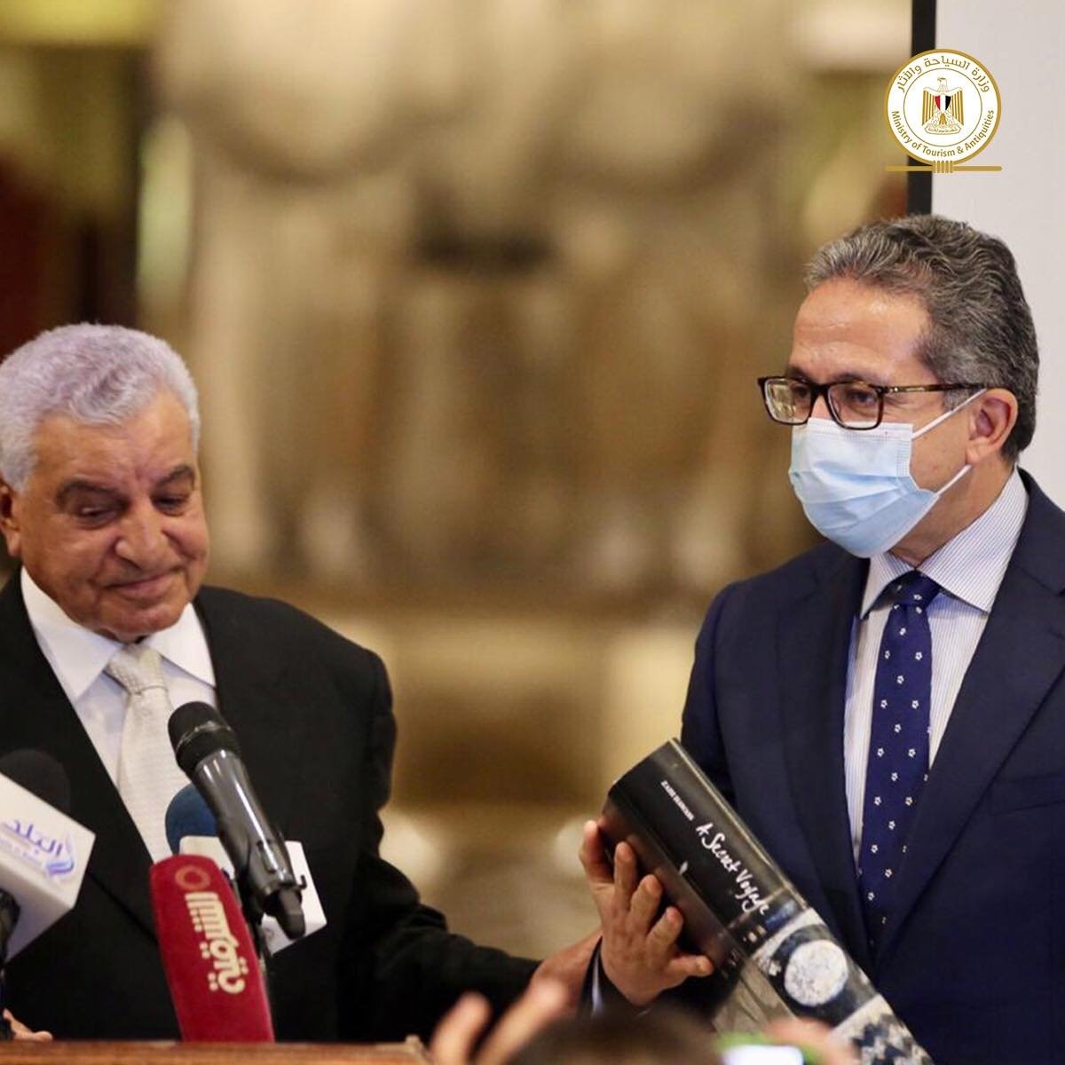 وزير السياحة والآثار يشارك فى حفل تكريم جامعة تشارلز التشيكية للدكتور زاهي حواس