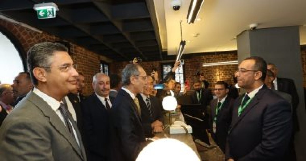 وزير الاتصالات: يشهد أعمال مد كابلات الألياف الضوئية في قرية الأزهري بالمنيا