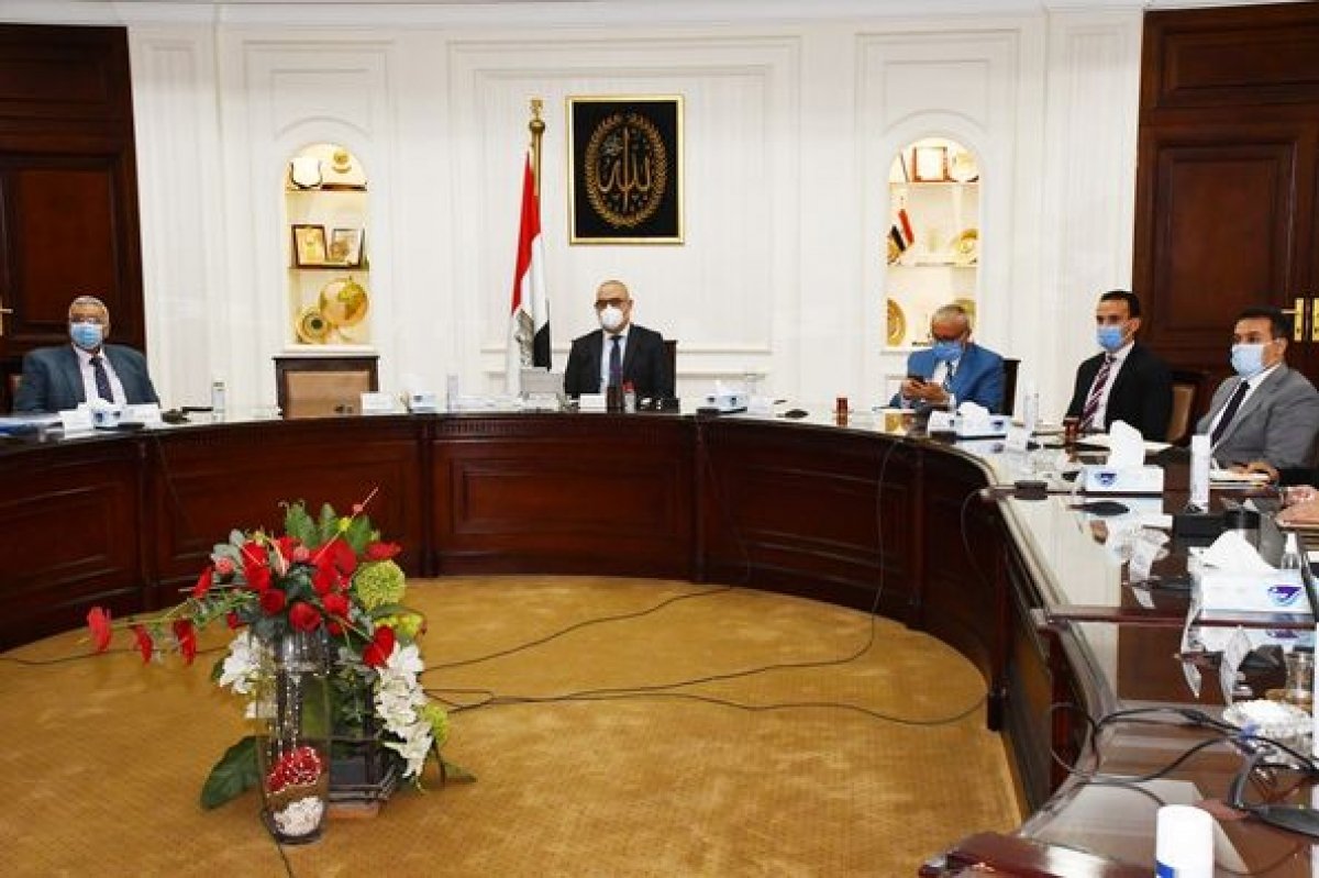 وزير الإسكان يستعراض البدائل المُقترحة لتنمية المرحلتين الثانية والثالثة بالعاصمة الإدارية 