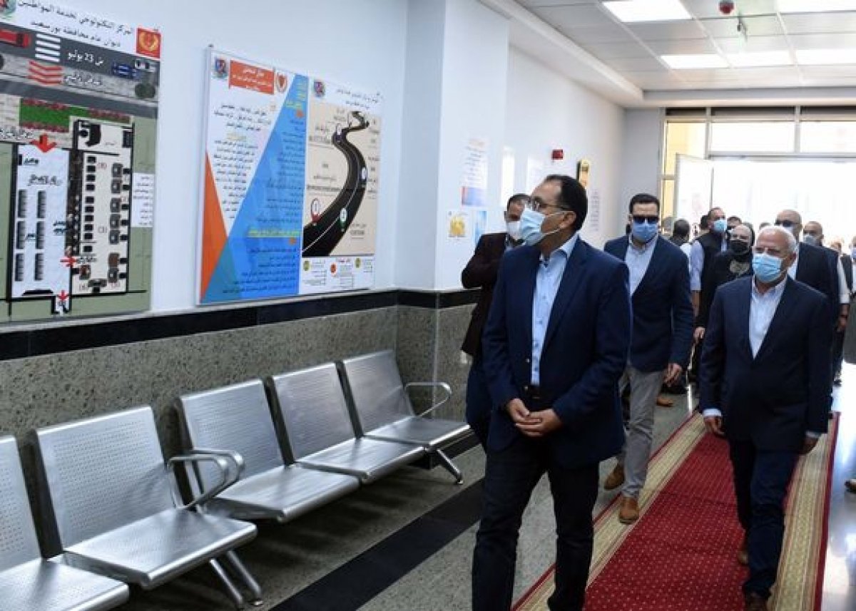 رئيس الوزراء يتفقد المركز التكنولوجي لخدمة المواطنين ببورسعيد