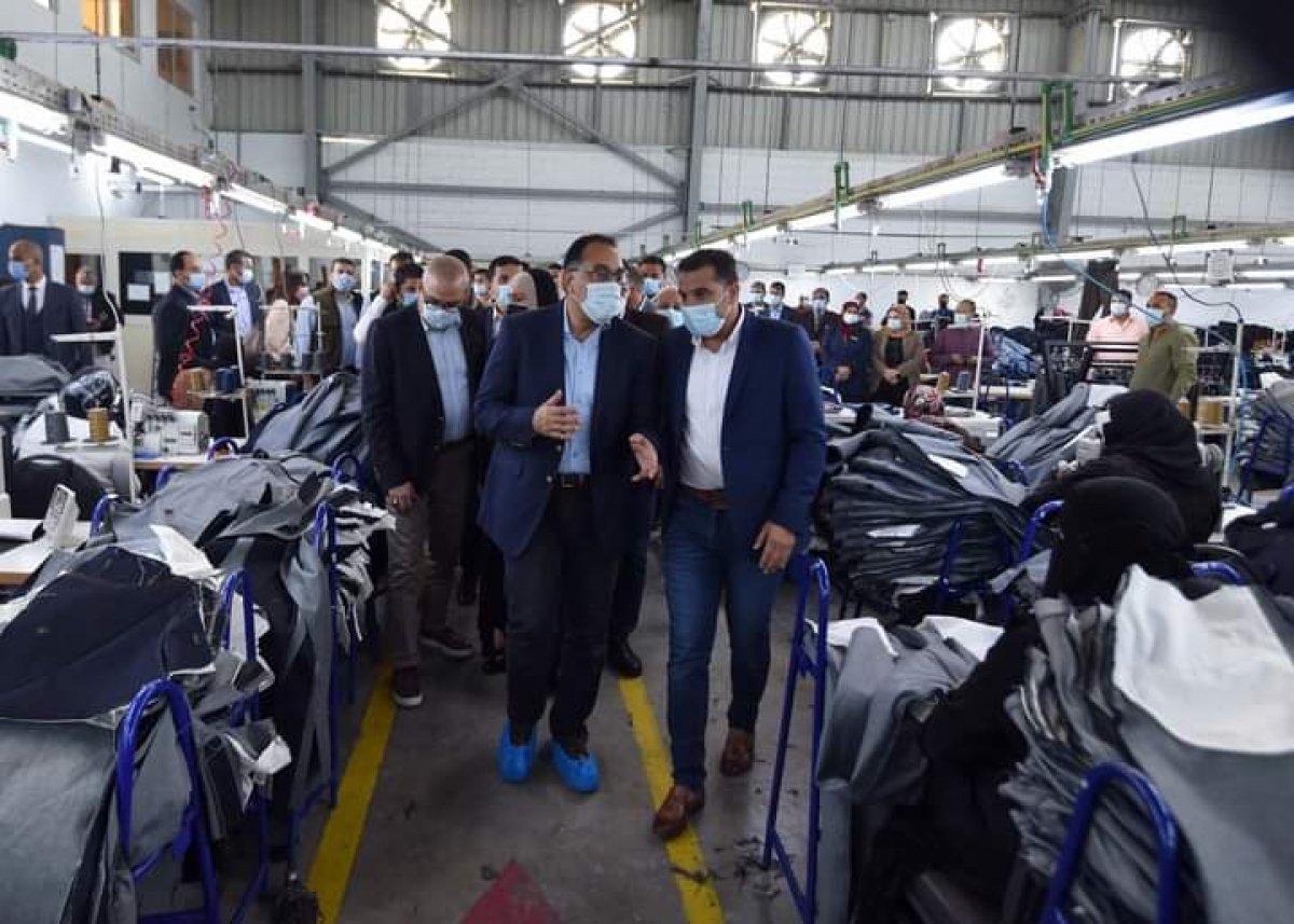 رئيس الوزراء يتفقد مصنع "إيدج" للملابس الجاهزة ببورسعيد ويجري حوارات مع العاملين