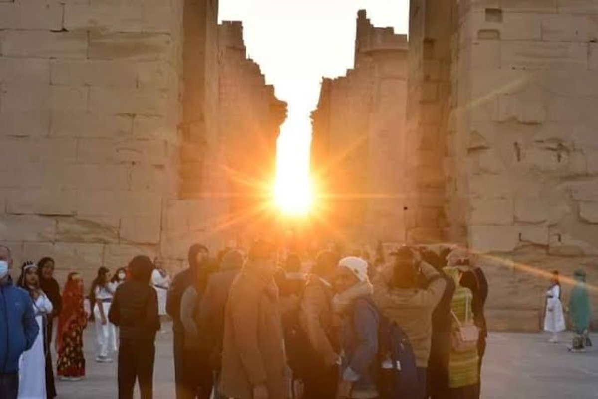  إيذانًًا ببدء فصل الشتاء.. تعامد الشمس على قدس الأقداس بمعبد الكرنك