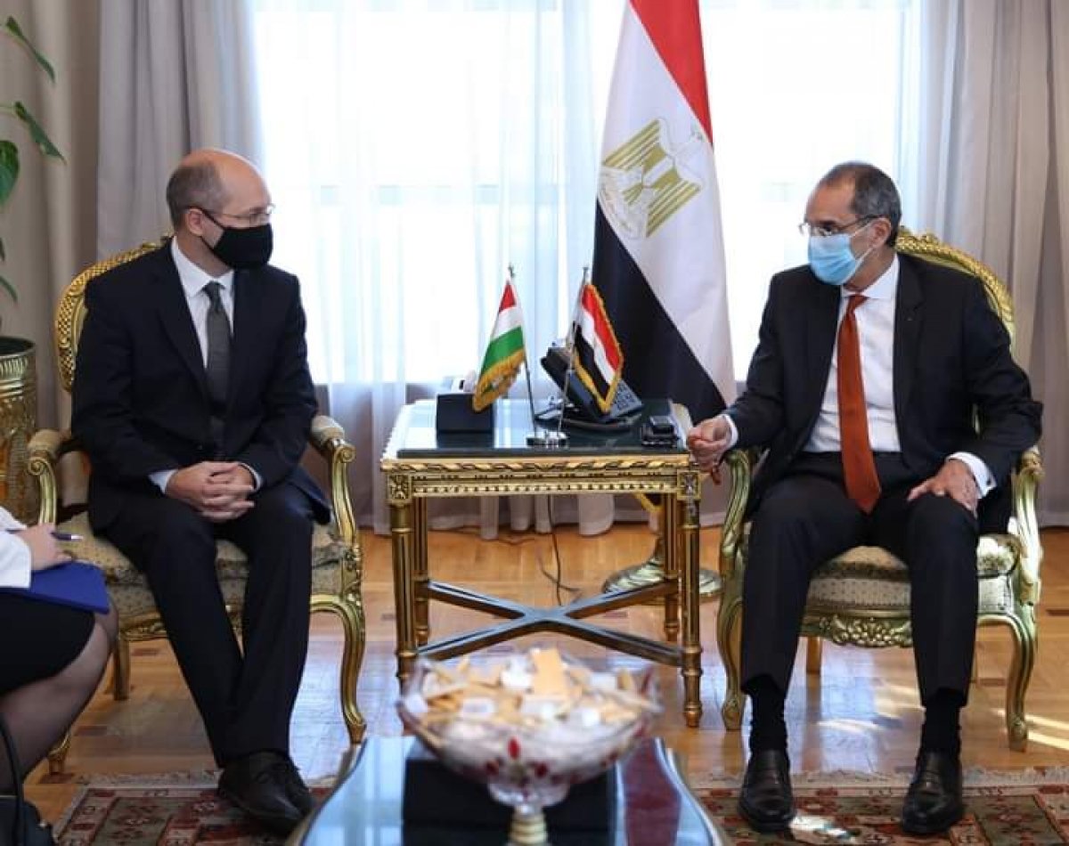 وزير الإتصالات يبحث مع سفير المجر التعاون في مجالات الذكاء الاصطناعي وعلوم البيانات 