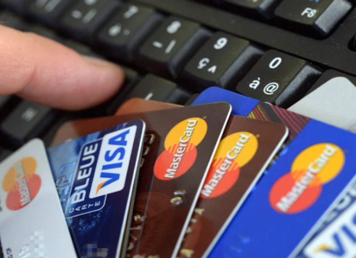 أسباب إيقاف بطاقات الائتمان المصدرة حديثًا للتعامل في الخارج لمدة 6 أشهر