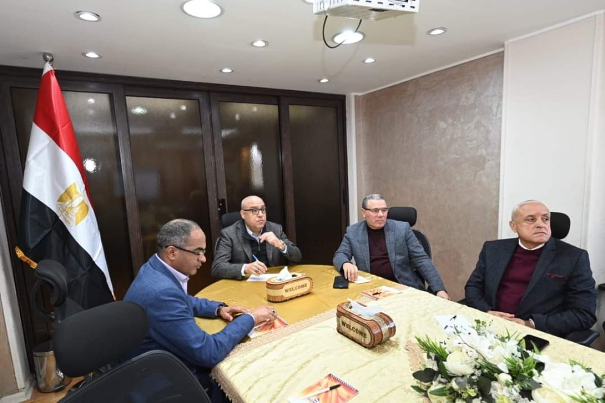 وزير الإسكان يتابع موقف خدمات مياه الشرب والصرف الصحي بمقر الشركة في الجيزة