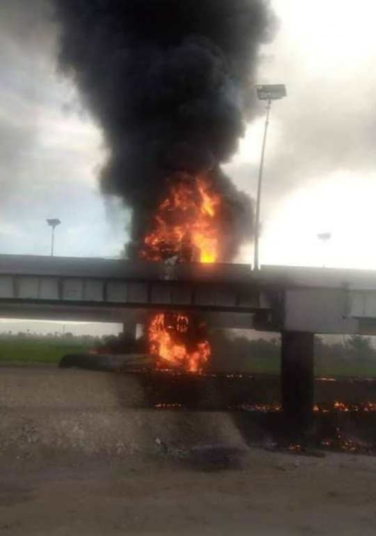 تفحم جثتي في انفجار سيارة نقل محملة بمواد بترولية بأسيوط