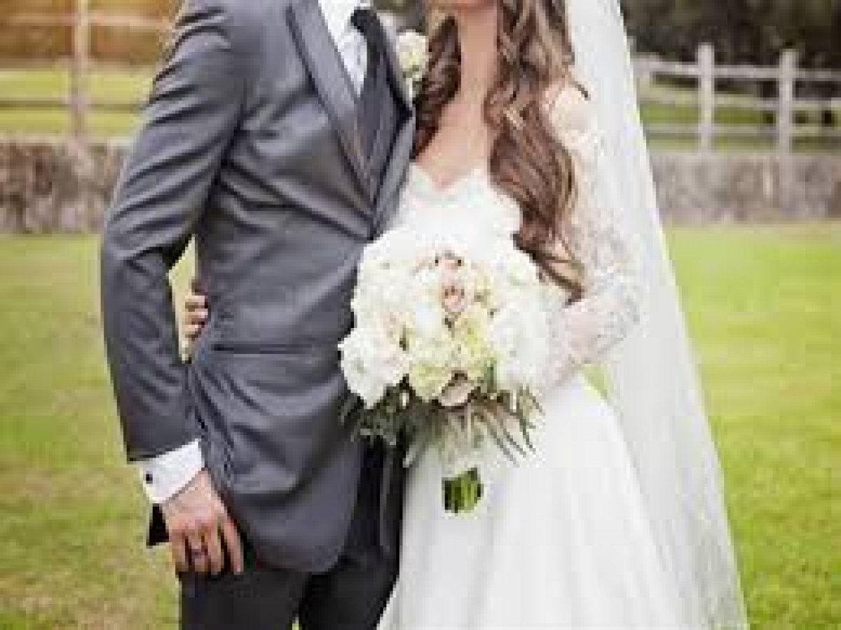 دفن جثمان عروسين لقيا مصرعهما في يوم الصباحية بالخصوص