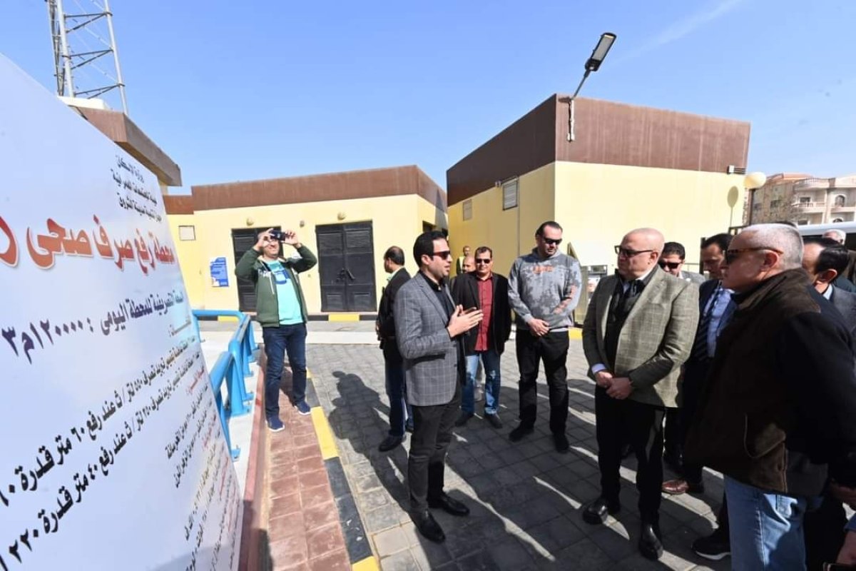 وزير الإسكان يتفقد رافع الصرف الصحى الرئيسى بمدينة الشروق بعد الانتهاء من تطويره