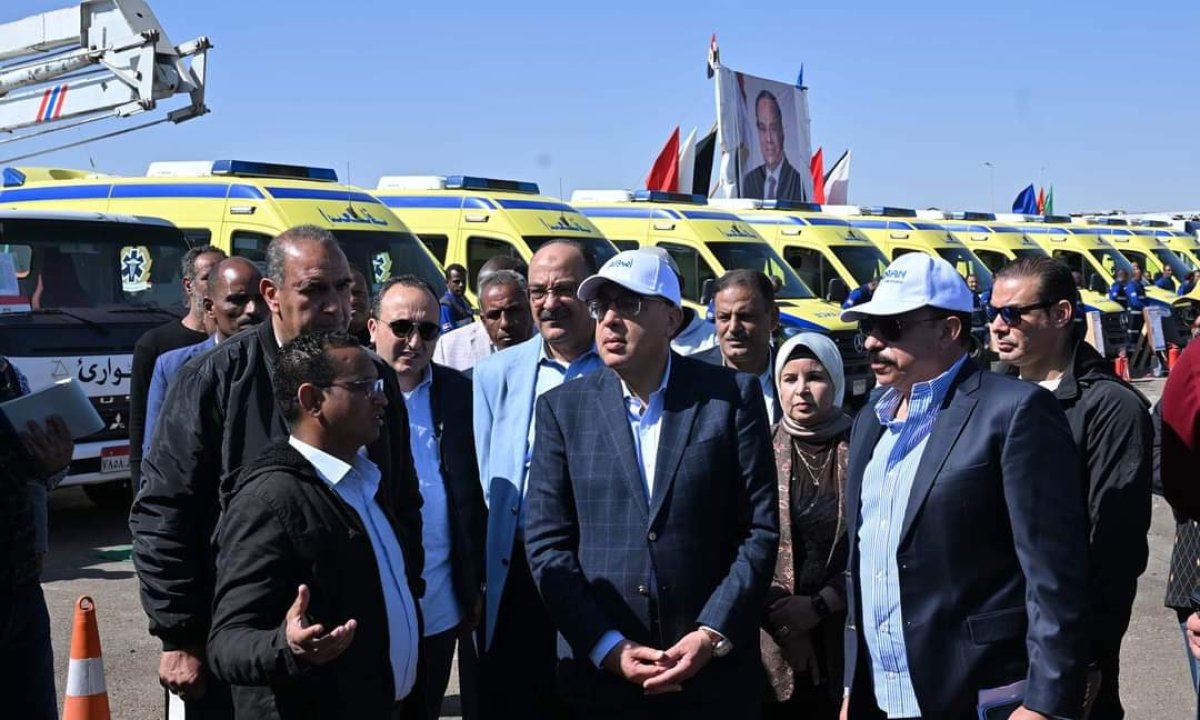 رئيس الوزراء يشهد اصطفافاً لمعدات محافظة أسوان للتأكد من الجاهزية الفنية للمواجهة في حالات الطوارىء والأزمات