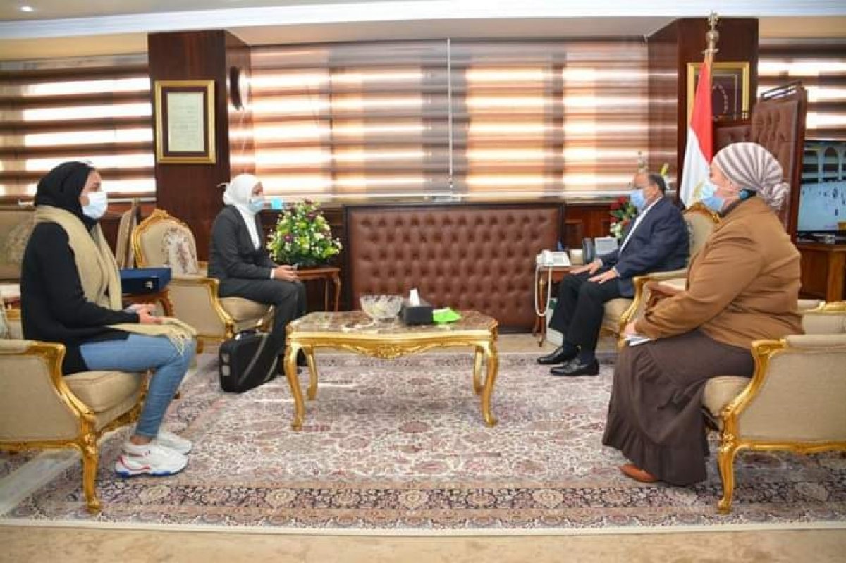 وزير التنمية المحلية يلتقى فتاة قنا صاحبة مبادرة " درع التسامح .. صعيد بلا ثأر "  